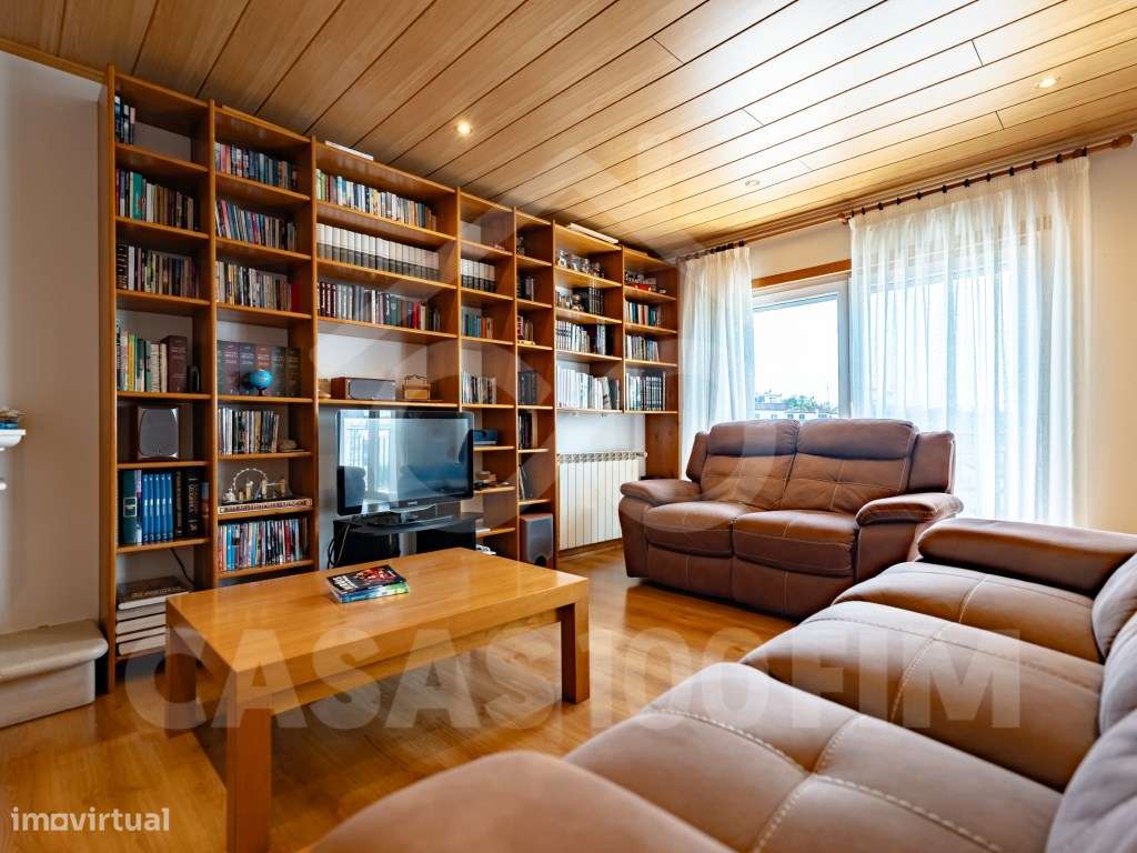 Apartamento T3 renovado com garagem e vista para Leiria.-1