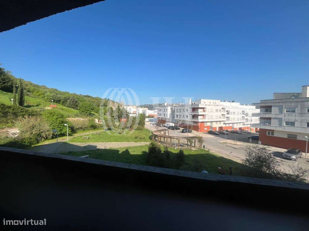 Apartamento T2 com varanda e estacionamento em Loures-3