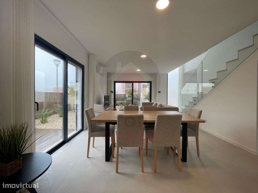 Moradia de arquitectura moderna com piscina privada-18