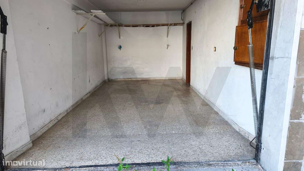 Garagem Box com saída para o exterior e casa de banho - Lourel - Grande imagem: 5/14