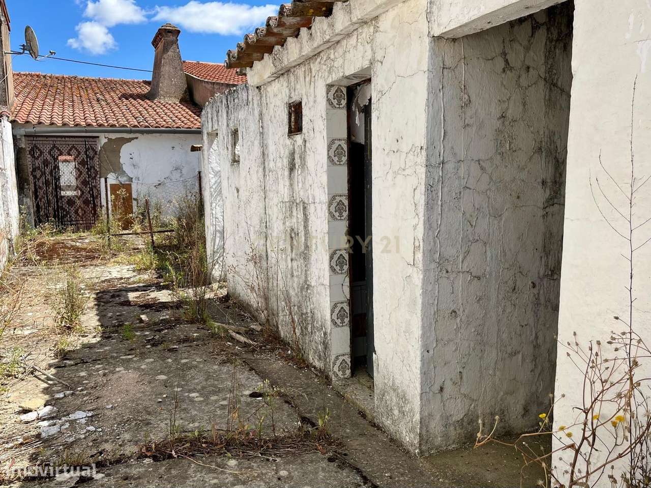 Moradia T2 , perto da praia, para Recuperar em Oriola, Évora.-9