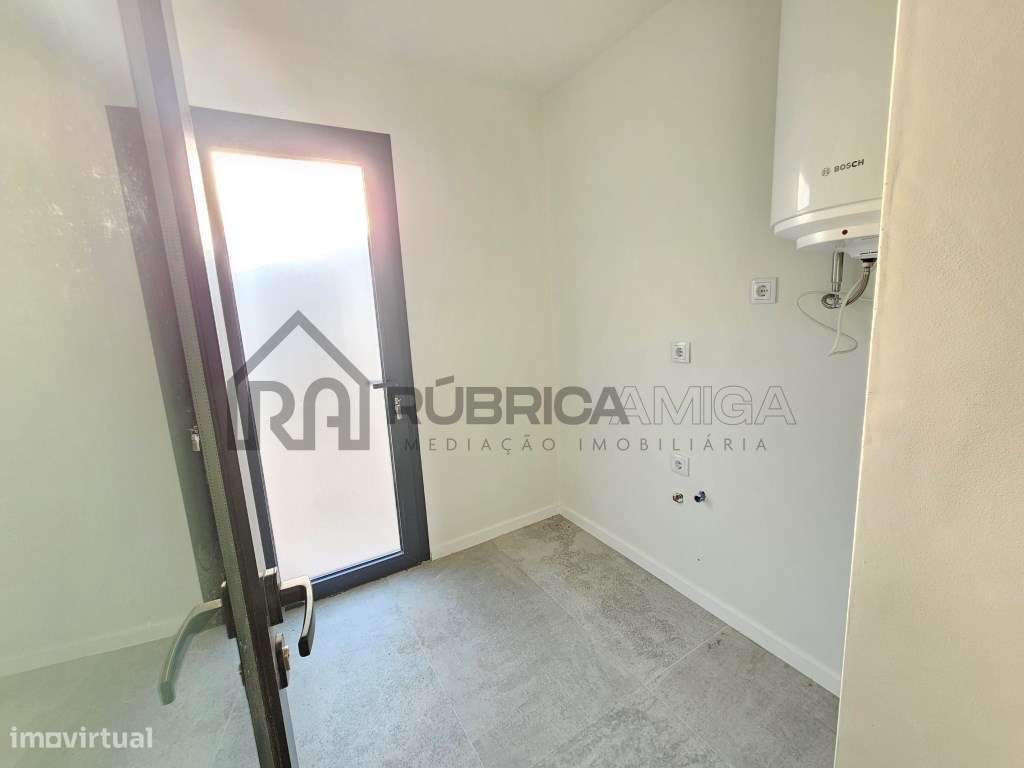 Moradia V3 renovada, com logradouro e anexo-7