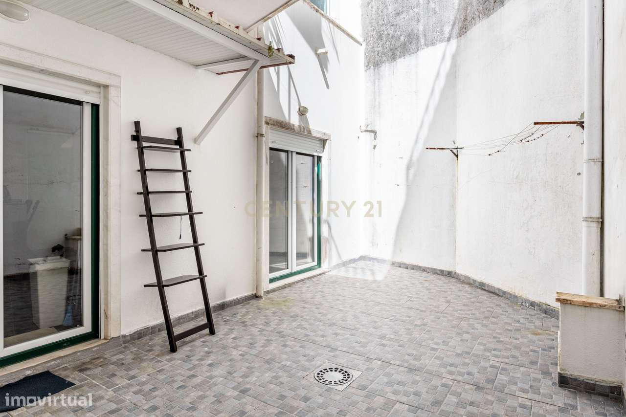 Procura espaço e conforto? Veja este T4 Duplex-36