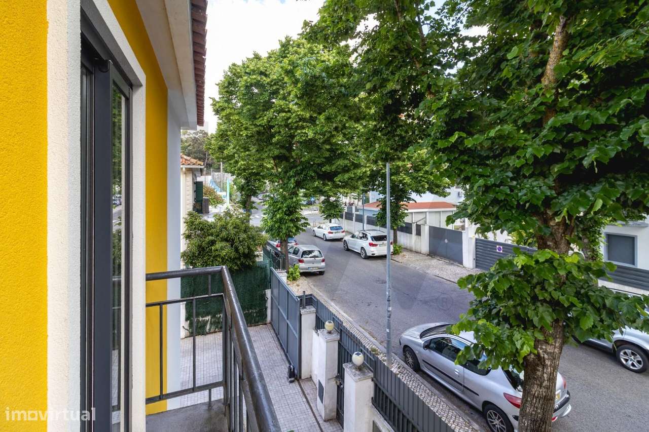 Moradia T4 com Piscina e Espaço Exterior no Centro de Benfica-22