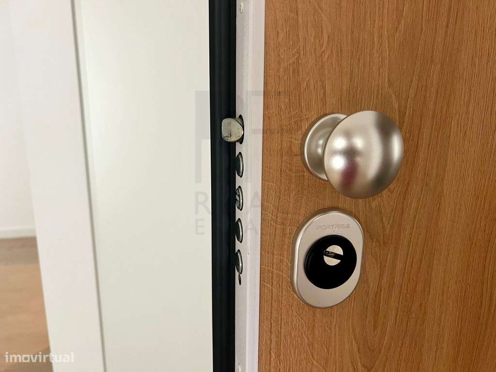 T3 em Suites - 1º Andar com elevador - PAREDE-12