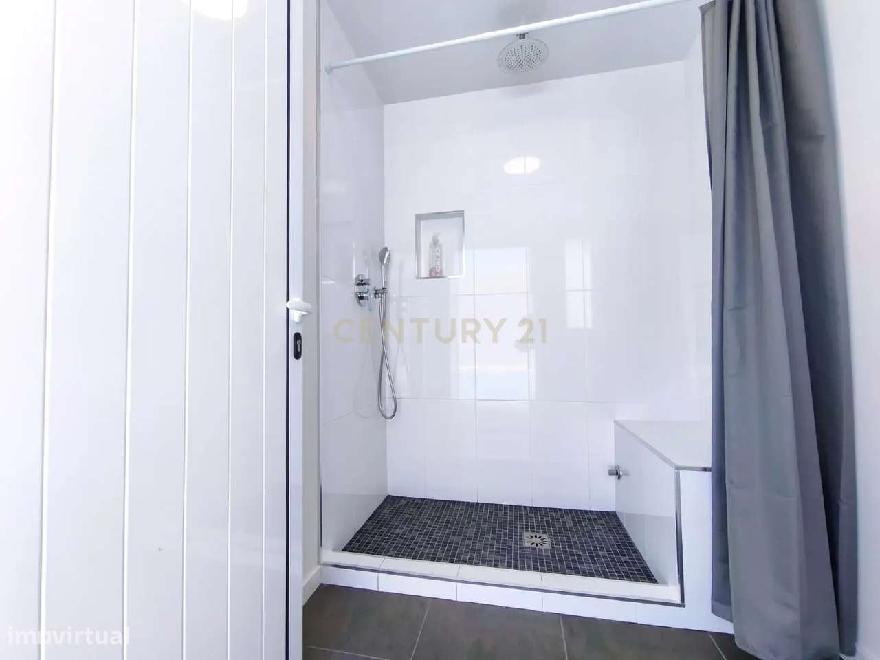 Moradia Moderna com Piscina + Apartamento Independente | Construção 20-44