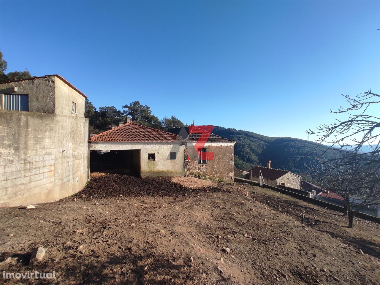 VENDE-SE MORADIA RÚSTICA PARA RESTAURAR EM TERRENO DE 1837 M2.