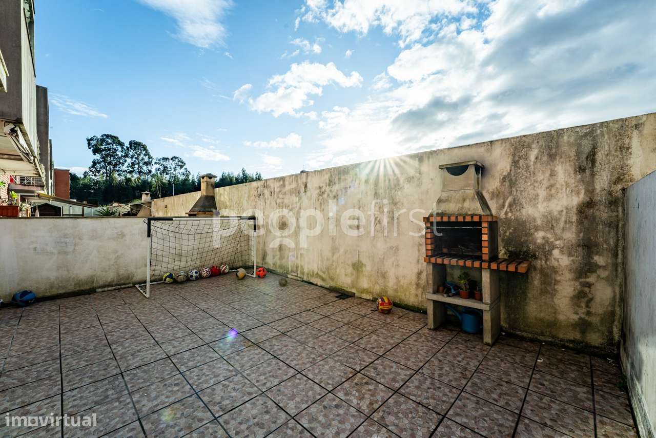 T2 com Terraço Privativo, Garagem e Arrumos-19