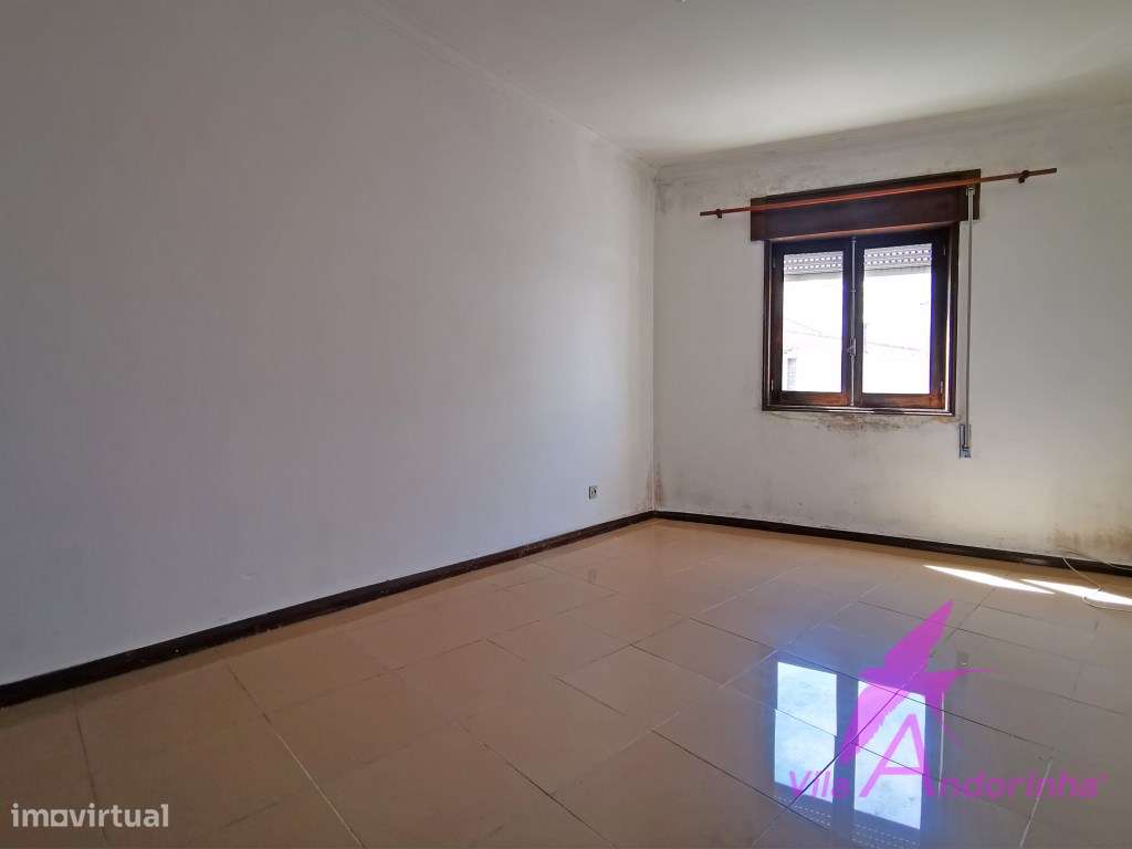 Apartamento T2 a 2 minutos do centro da cidade com garagem fechada.-11