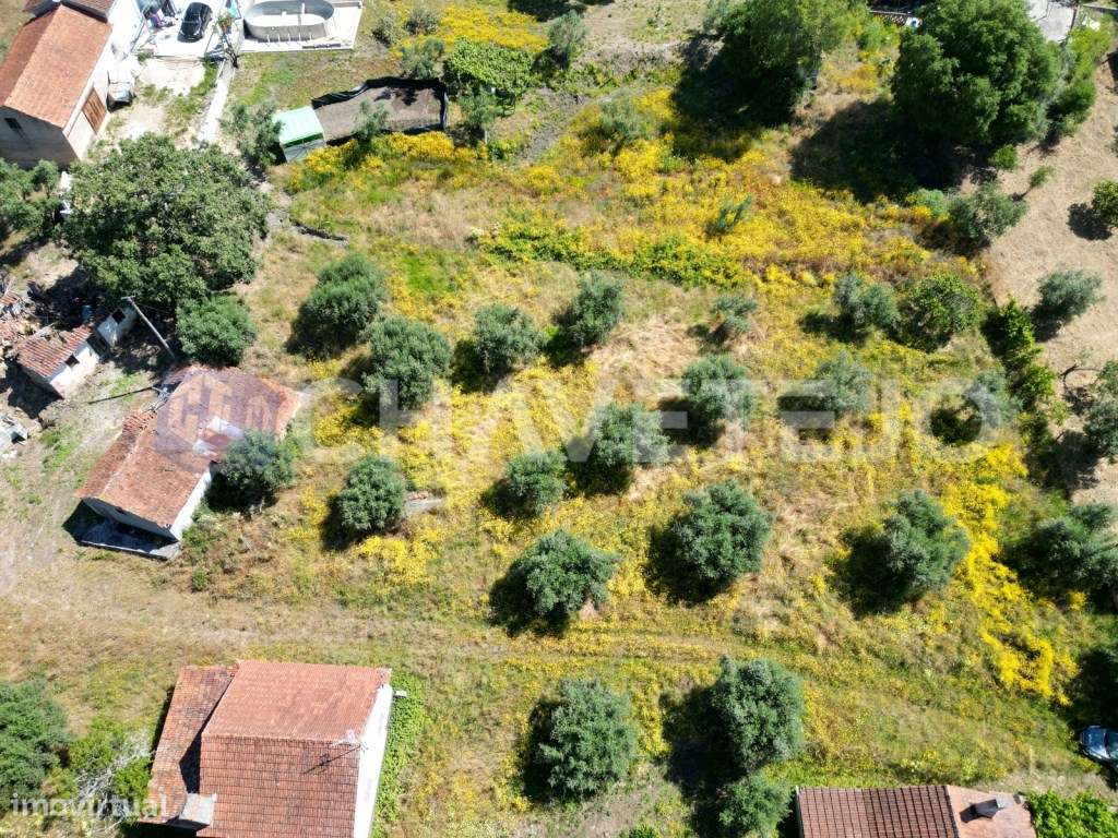 Terreno com construção rural localizado em zona calma em Urqueira - Grande imagem: 2/8