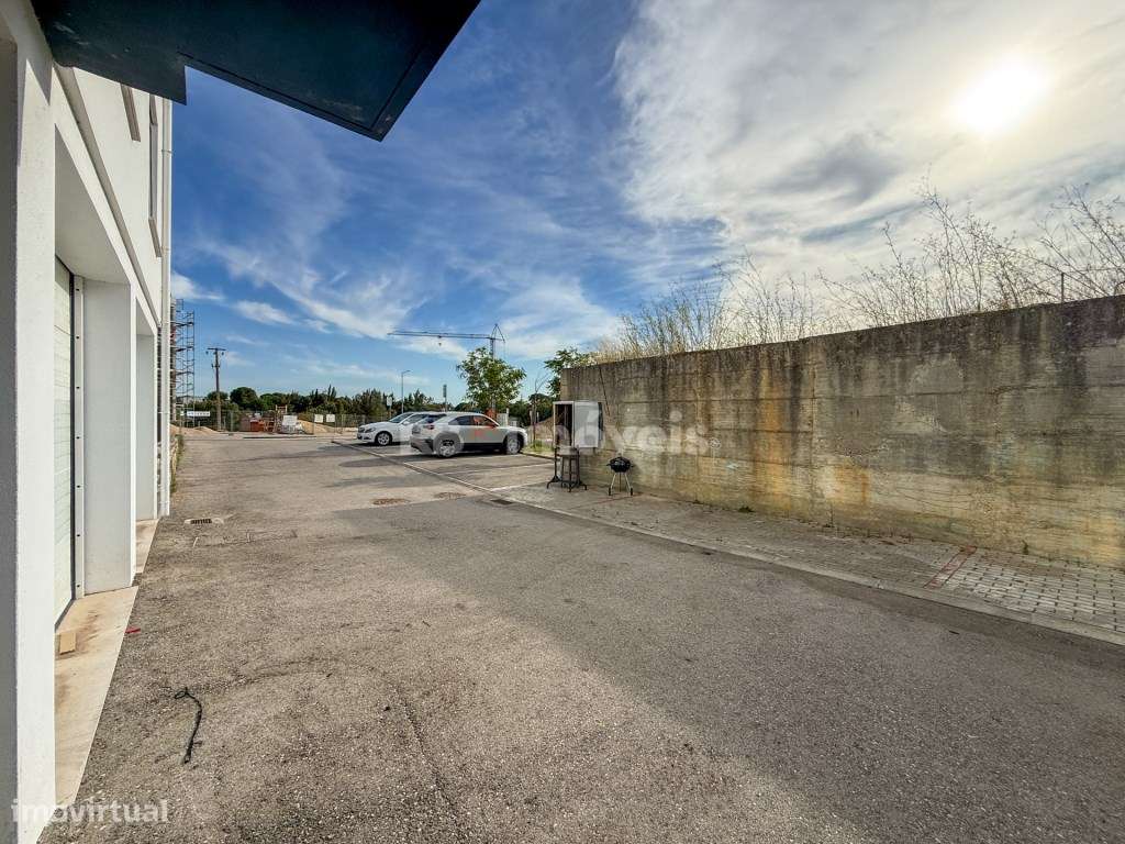 Apartamento T3 Semi-Novo, c/ Garagem - em Constância-38