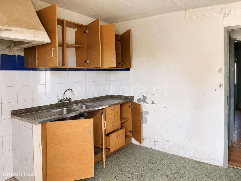 Apartamento T1+1 para reabilitação total no Sobral-3