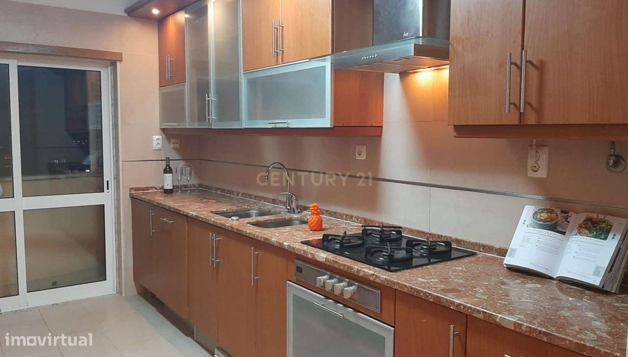 Arrenda-se apartamento recente de quatro assoalhadas com parqueamento - Grande imagem: 4/23