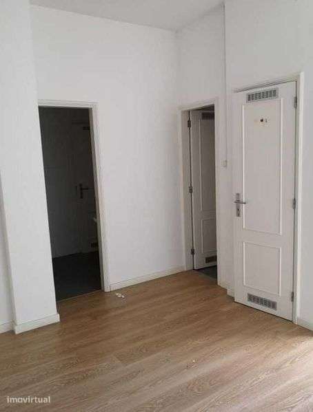 Loja para arrendamento junto ao Hosp. de São João - Grande imagem: 5/5