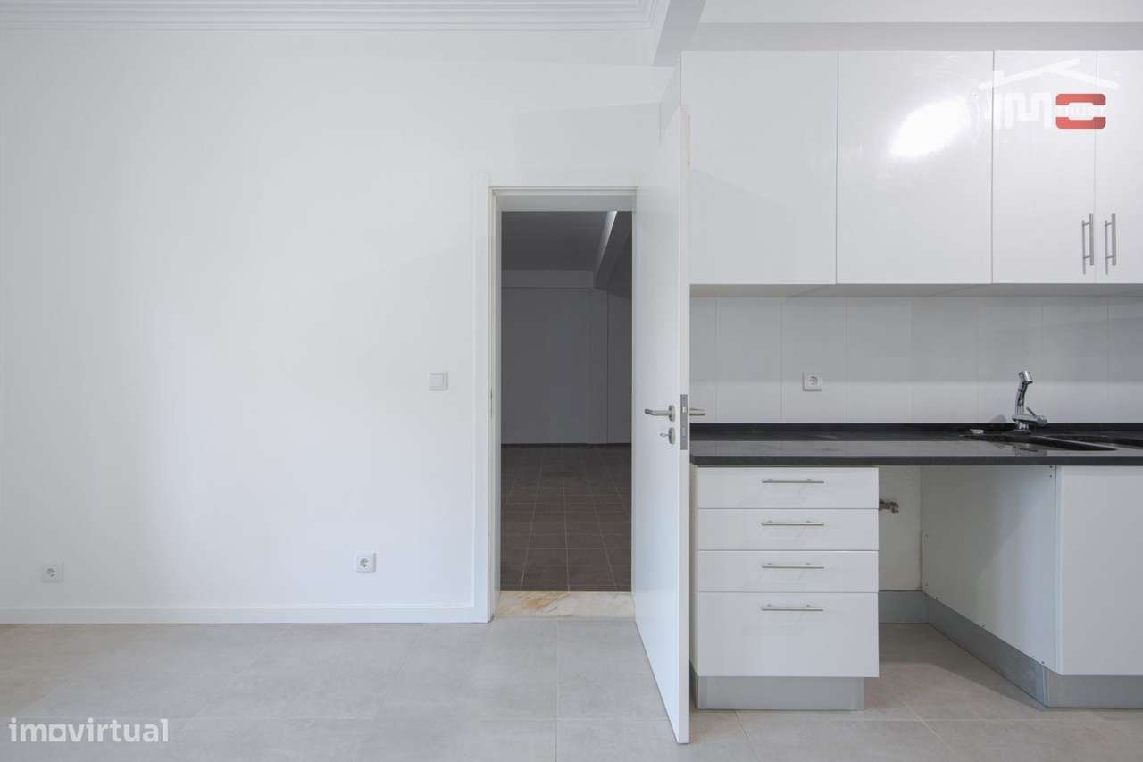 Moradia T4 de Excelência com Box para 4 Viaturas e Ótimos Acessos-10