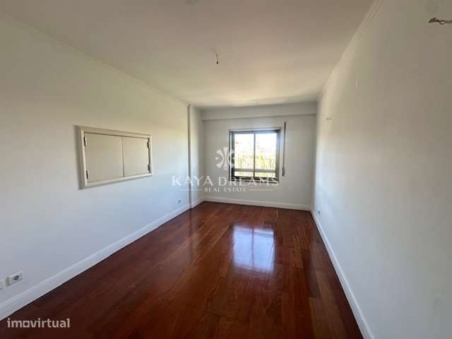 T6 para venda na Quinta Nova em Odivelas com 4 lugares de Parqueame...-22