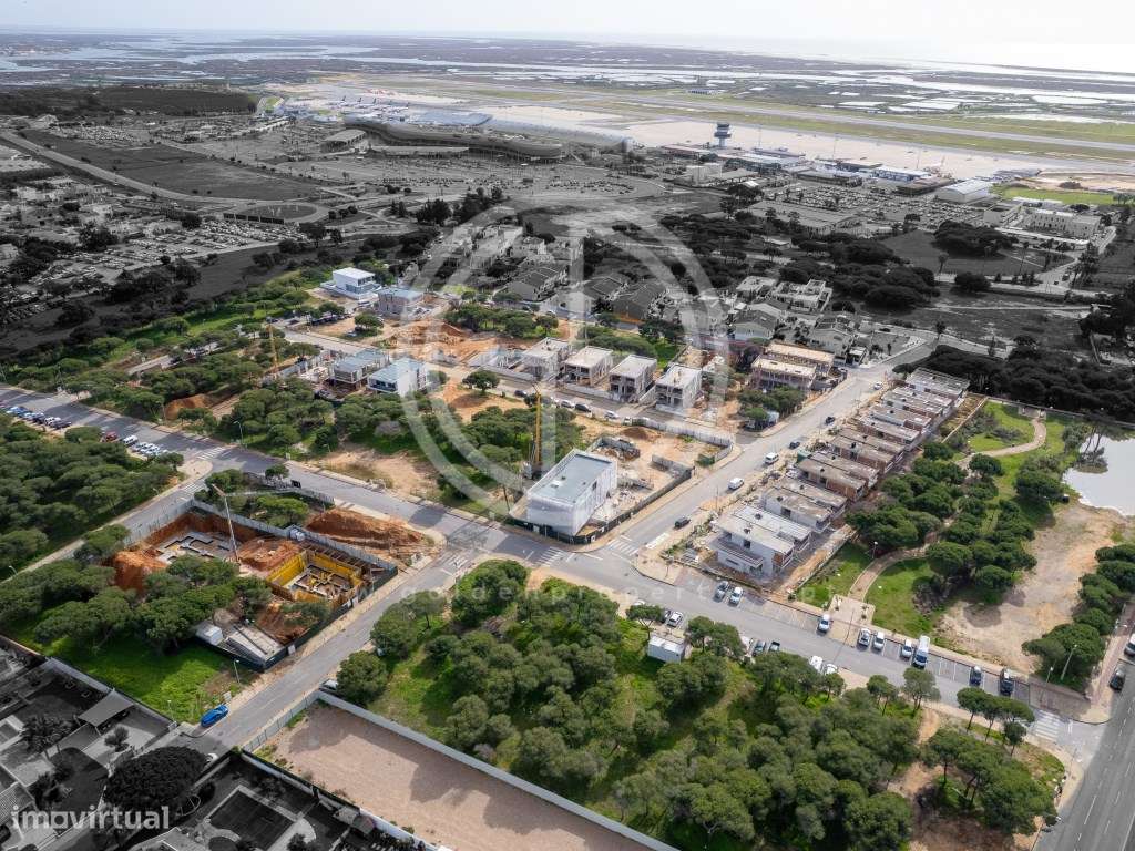 Moradia em T4 em banda em Faro-21