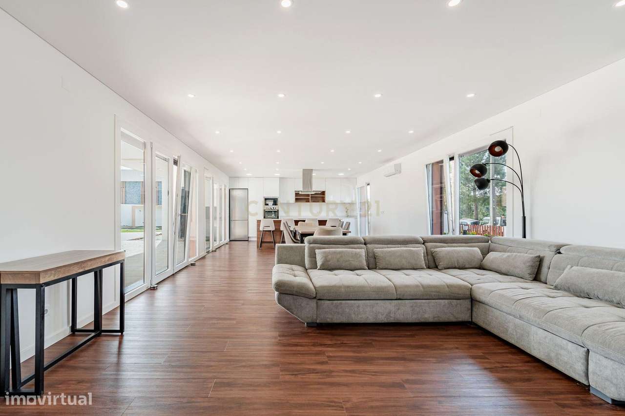 Moradia T4 em Fernão Ferro, Seixal, com Piscina e enorme Jardim-10