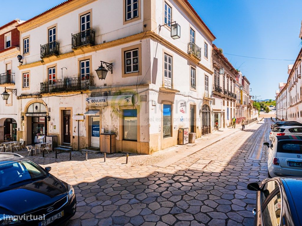 Prédio para remodelação junto ao Mosteiro de Alcobaça.