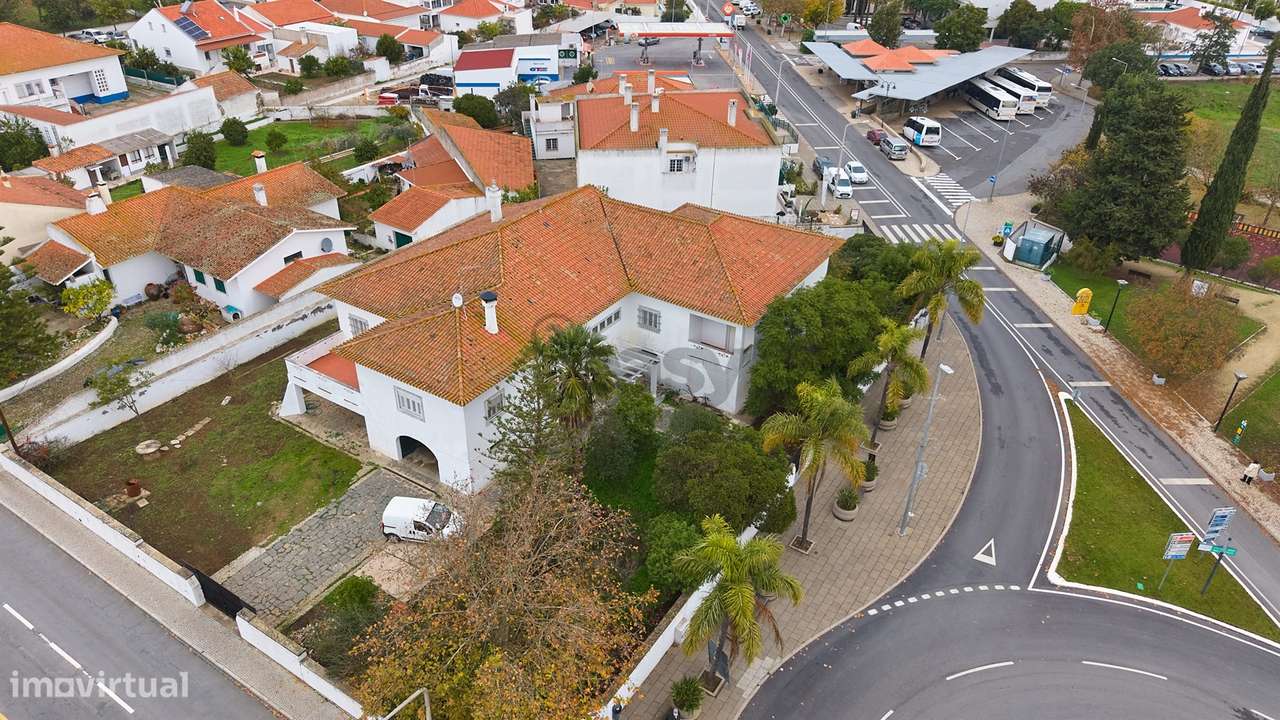 Moradia Senhorial com 16 divisões com Arrumos e Jardim, centro-21