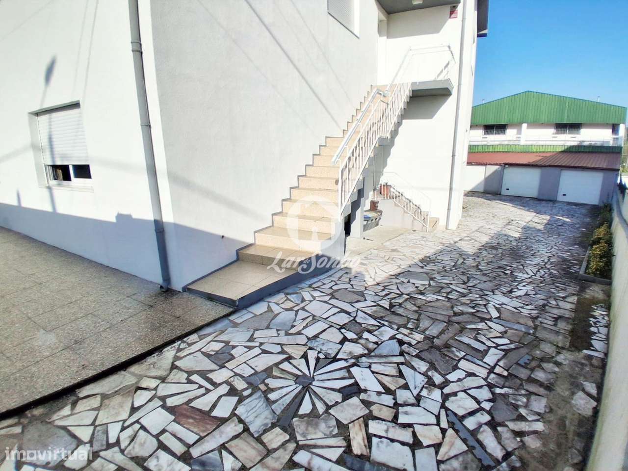 Andar moradia T3 totalmente renovado, com três frentes e excelente ...-4