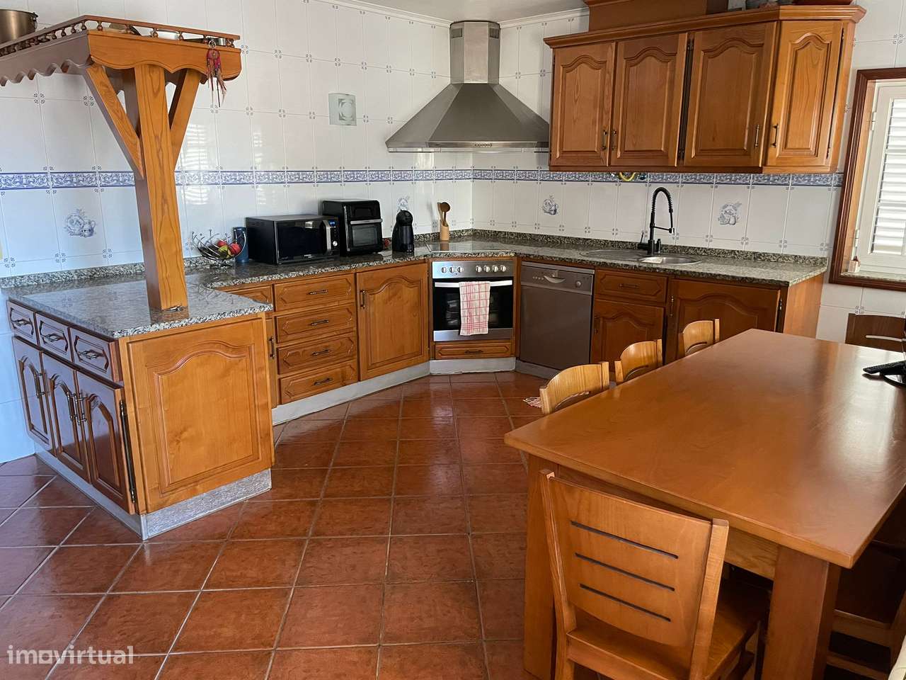 Moradia de 4 frentes com painéis solares, T4, piscina, cave e jardim-6