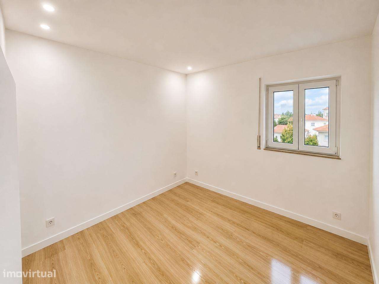 Prédio Renovado com 3 Habitações Independentes-23