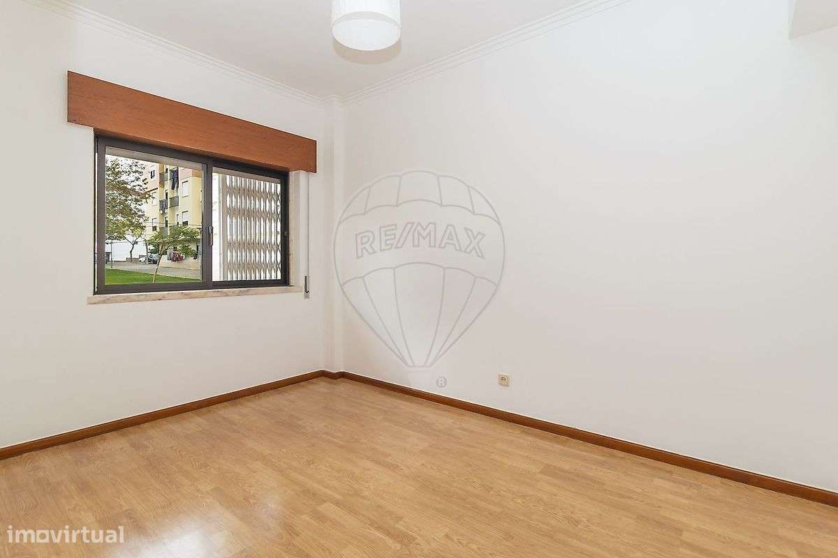 Apartamento T2 com Arrecadação em Paio Pires-15