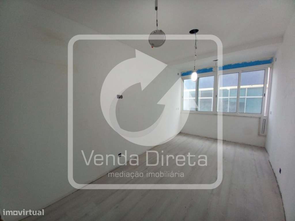 Apartamento T4 remodelado no Laranjeiro-25