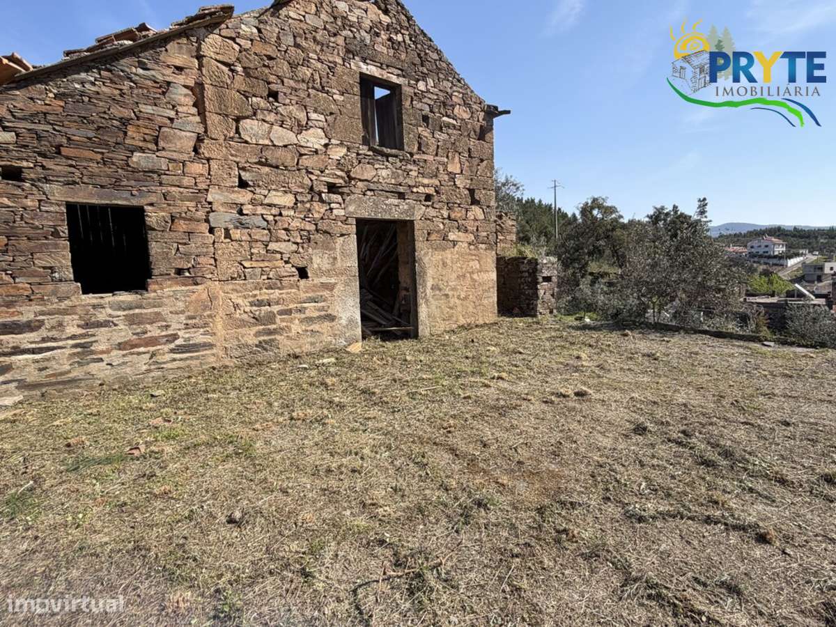 Ruína em pedra de xisto com boas vistas sobre a Aldeia e a Ribeira-20
