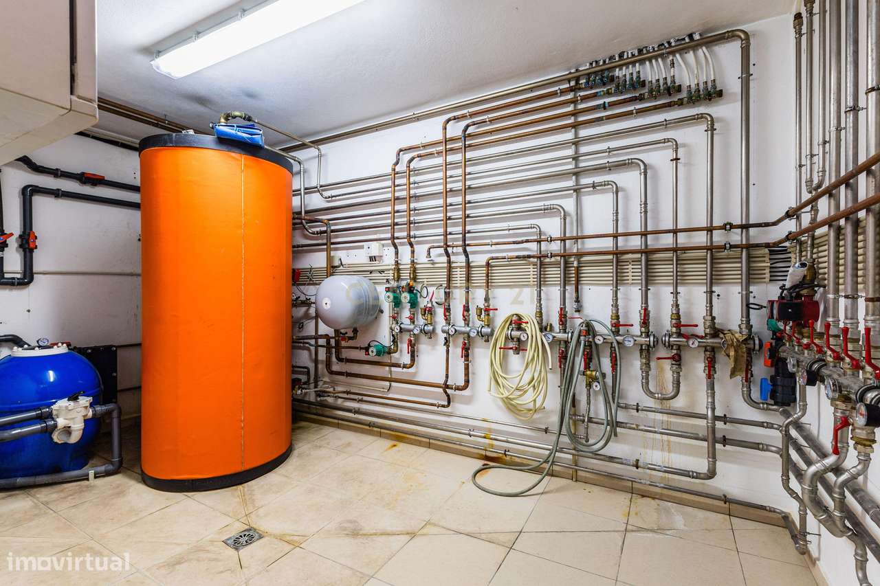 Moradia Exclusiva com Piscina, Jardim e Áreas Amplas-33