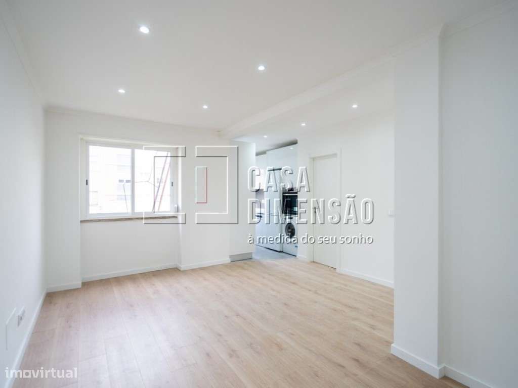 Apartamento T1, em fase de remodelação, Na Damaia!!-7