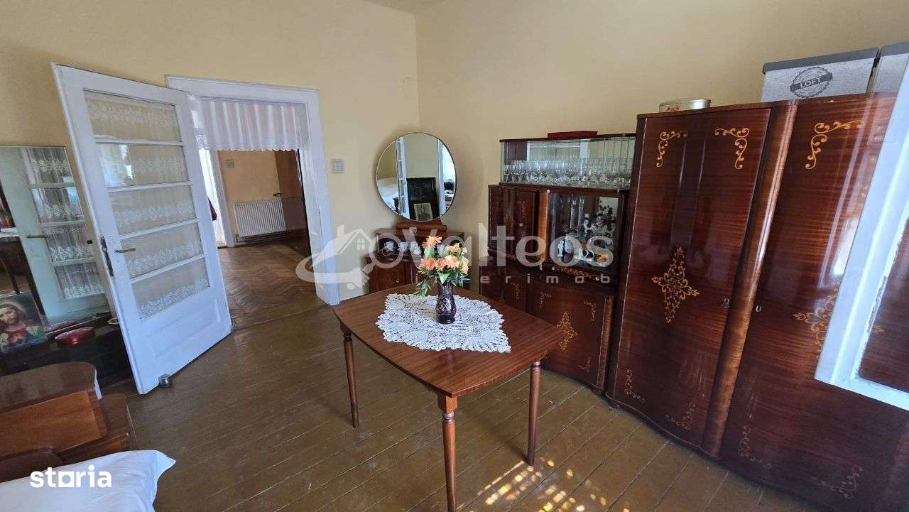 Resita, de vânzare casă, două corpuri, curte, zona centrală-9