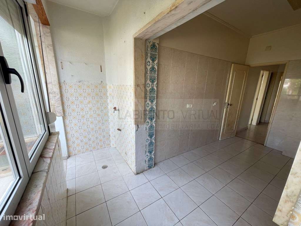 Vende-se T2 com varandas e arrecadação em Oeiras-4