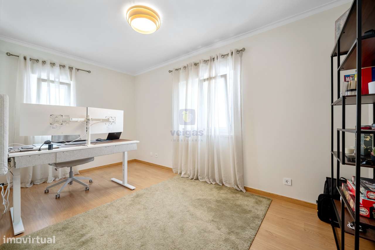 Apartamento T3 Renovado com Vista Rio-15