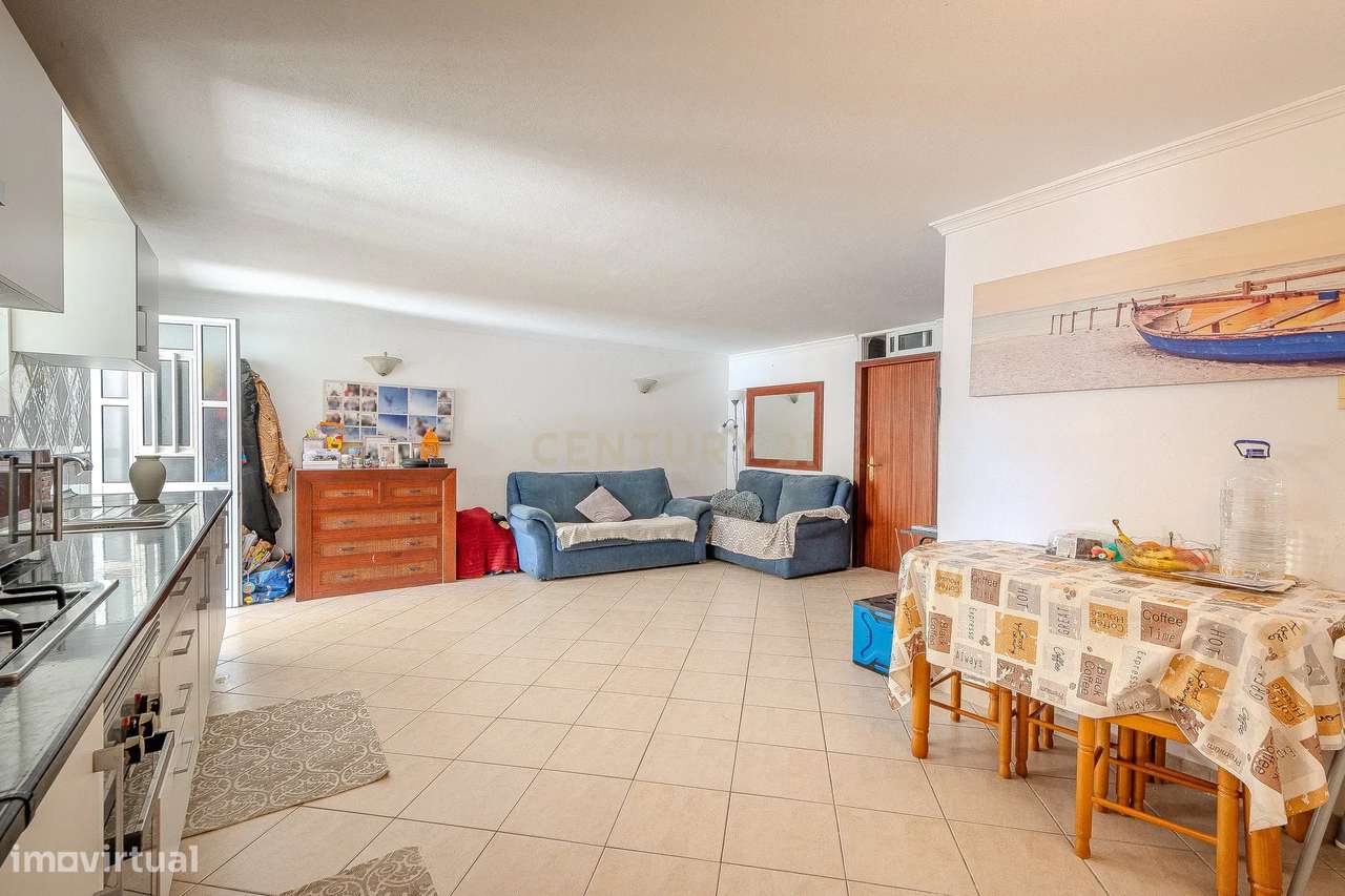 Moradia T2 Geminada C/ 2 Apartamentos Independentes e 238 M2 de Área E-44