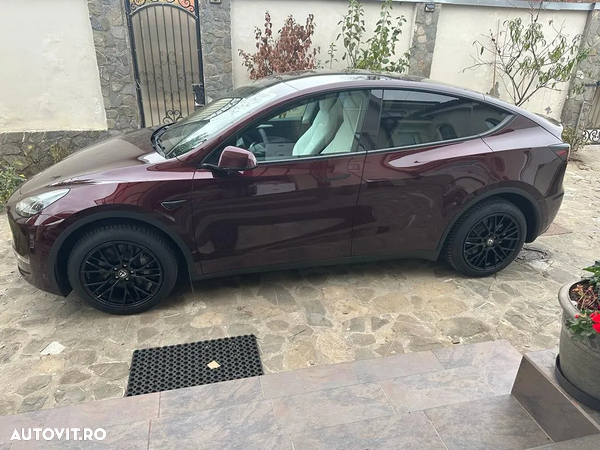 Tesla Model Y - 10