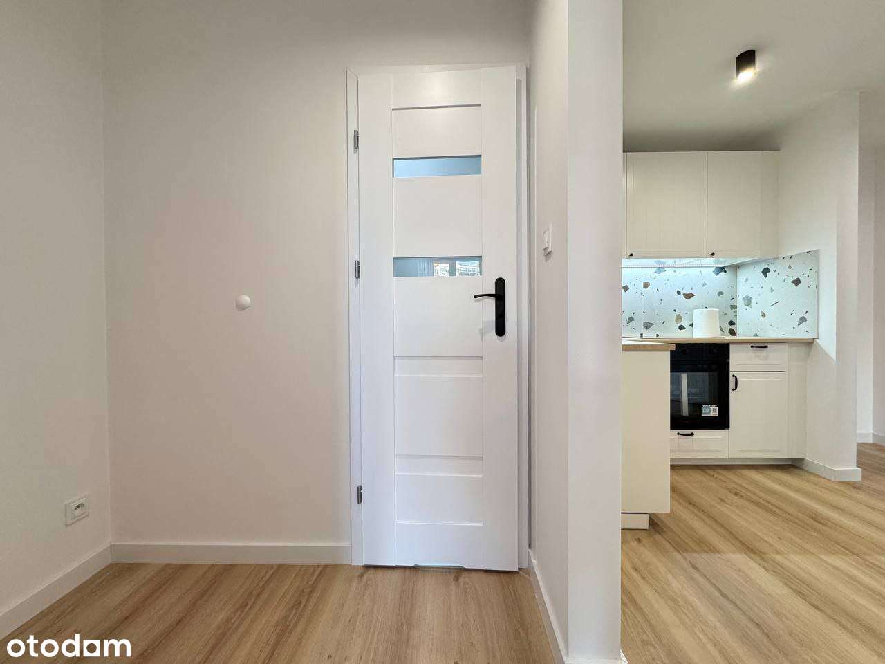 2-pokojowe mieszkanie - po remoncie - obok Sky Tower - PL,UA,RU,ENG-14