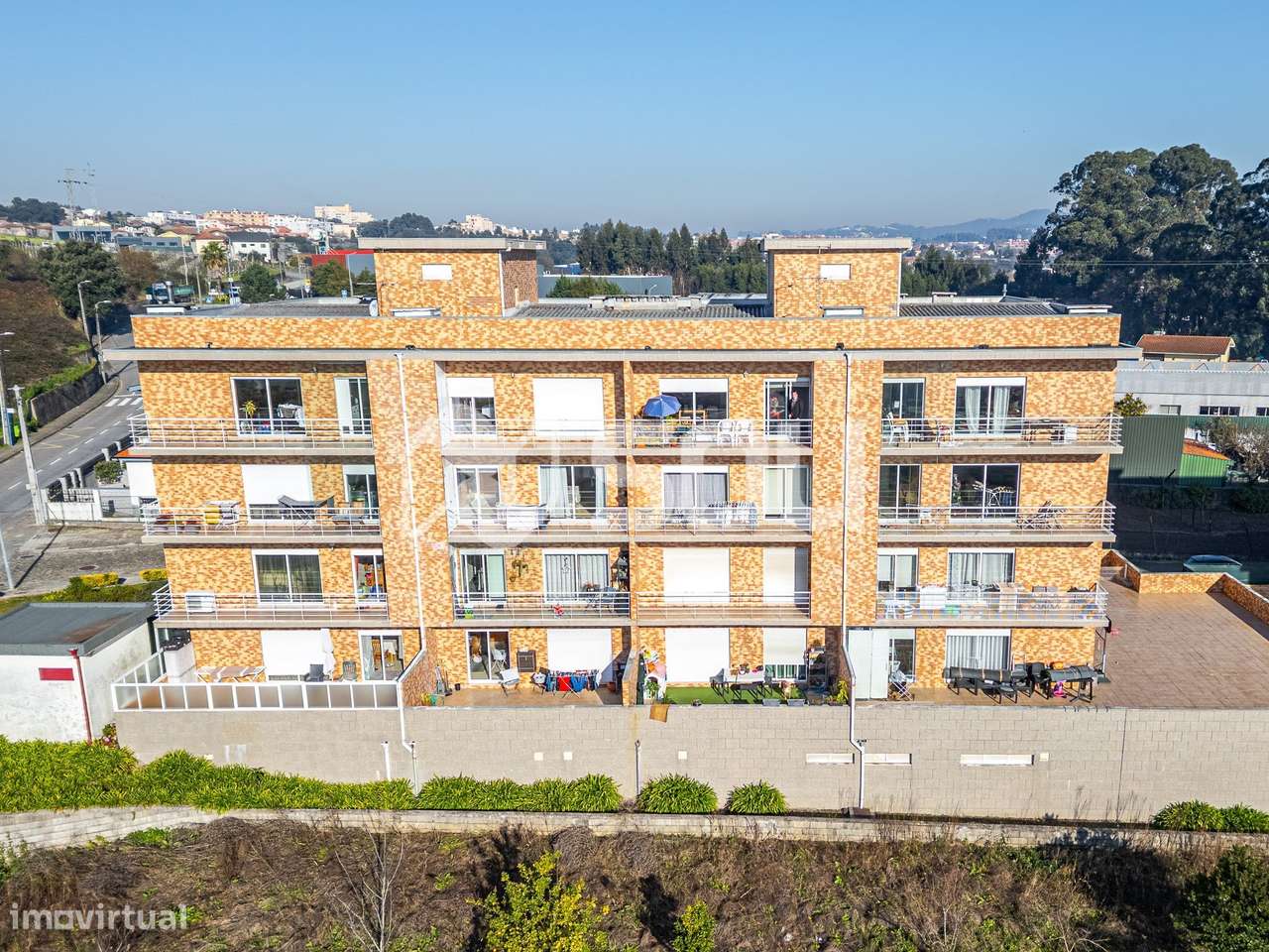 Apartamento T2 com Varandas, Garagem Dupla e Último Piso – Gondomar - Grande imagem: 2/25