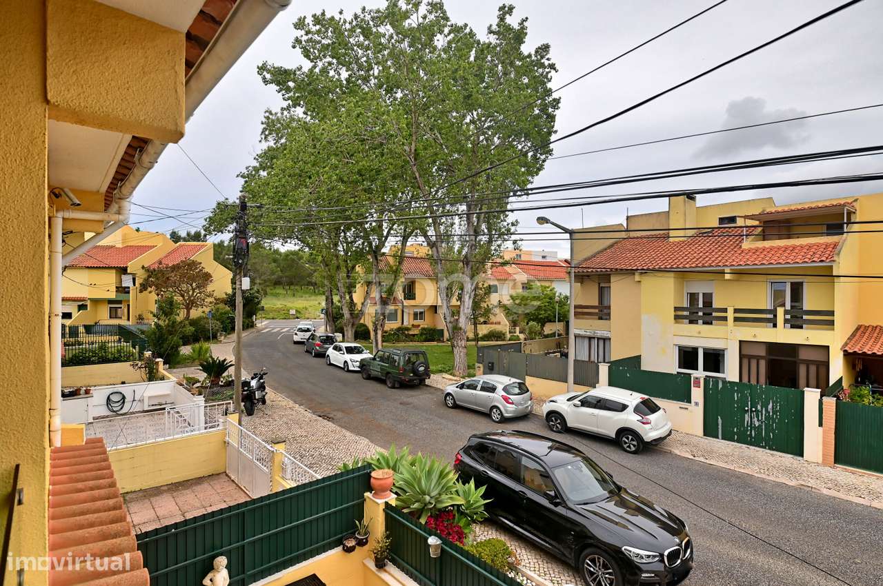 Moradia T3 + 1 remodelada, na Aldeia de Juso (Bairro Chesol)-39
