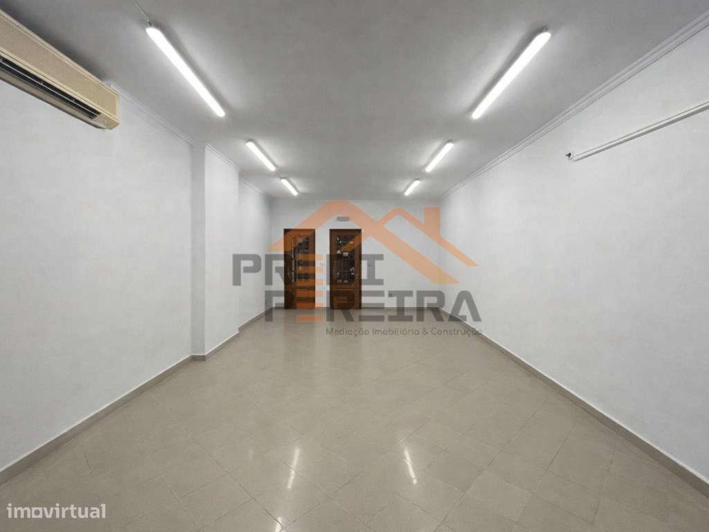 Situado em Odivelas, armazém com cerca de 180 m2.-0