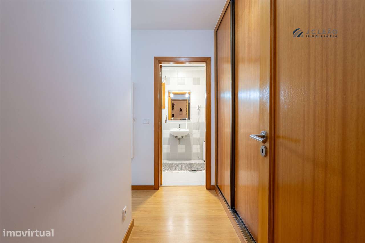 T3 com Excelente Exposição Solar no Coração de Paredes-19