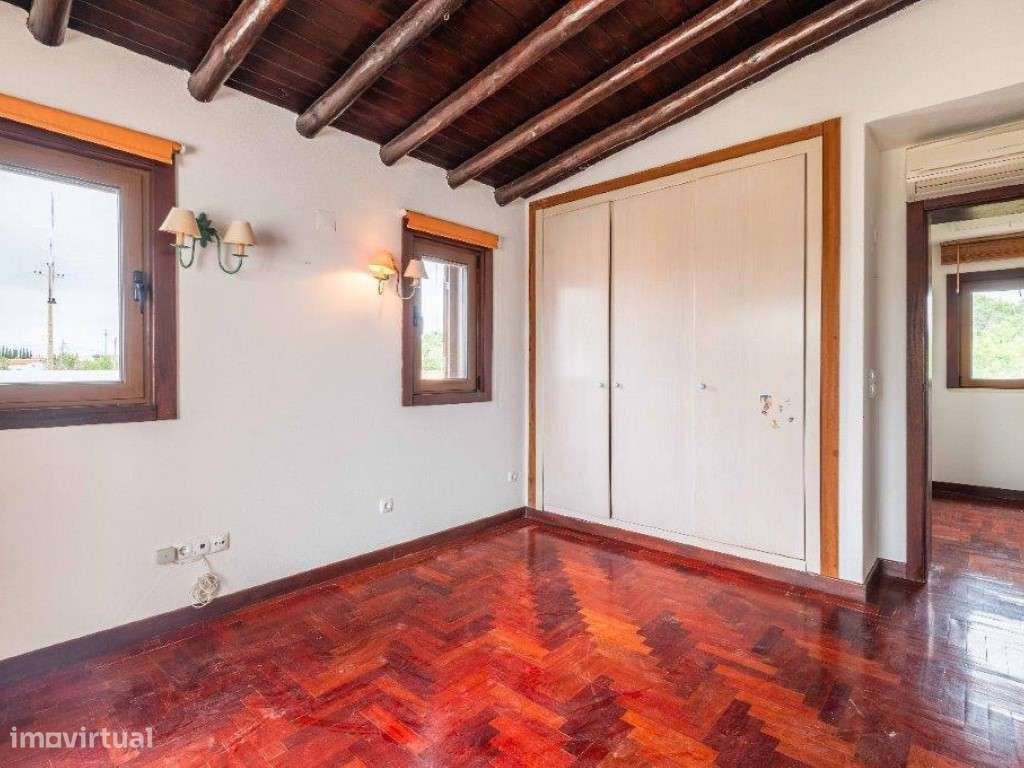 Moradia 5 quartos (V4+1) estilo tradicional com piscina perto do ce...-5