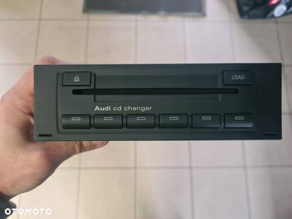 AUDI OE ZMIENIARKA CD CHANGER 8E0035111 - 1