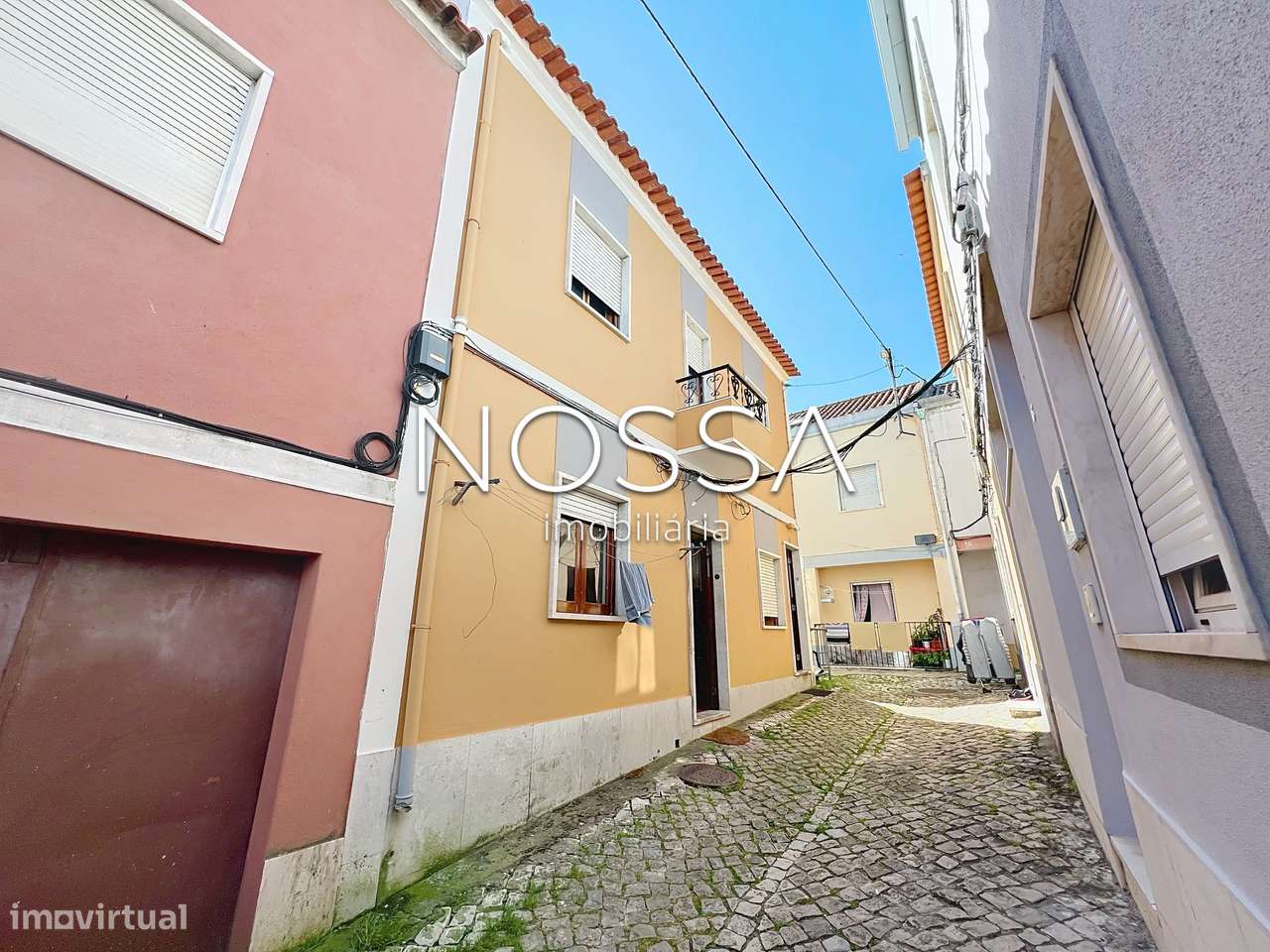 Moradia bi-familiar composta por dois apartamentos T2 com entradas... - Grande imagem: 2/36