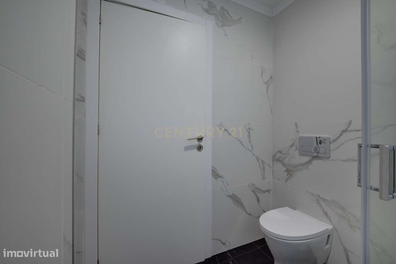 Prédio c/ 2 apartamentos (T1 e T2) com Pátio e Terraço - Centro Histór-54