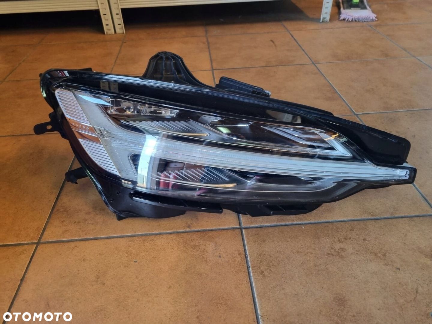 REFLEKTOR PRAWY VOLVO V60 S60 FULL LED 19- - 1