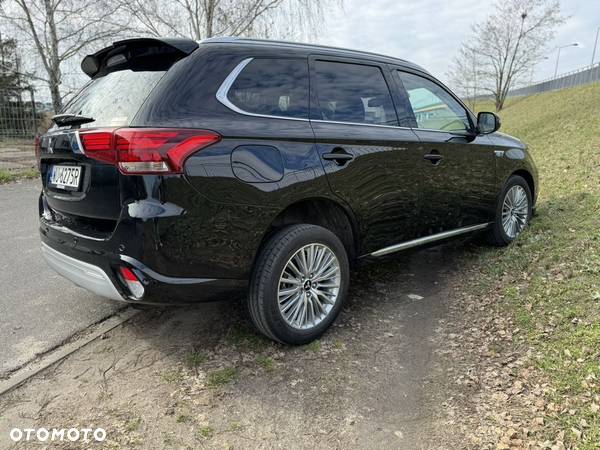 Mitsubishi Outlander 2.4 4WD Plug-In Hybrid - 4