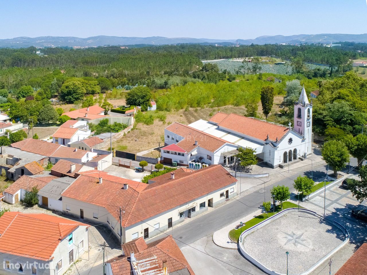 Espaço Comercial, ou habitacional no largo da Igreja, Calvaria de Cima