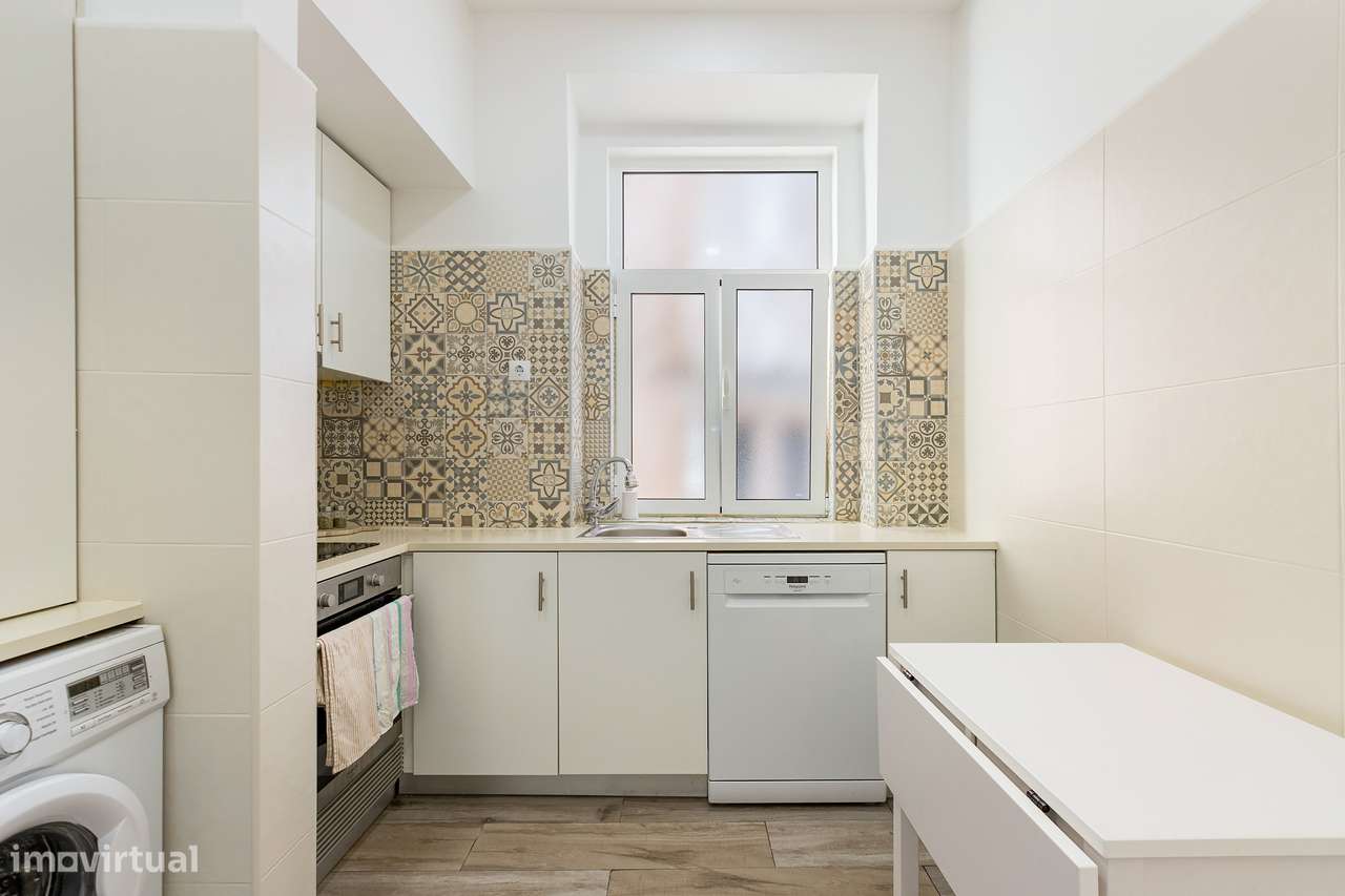 Apartamento T3 com vista desafogada entre Santa Catarina e Chiado-17